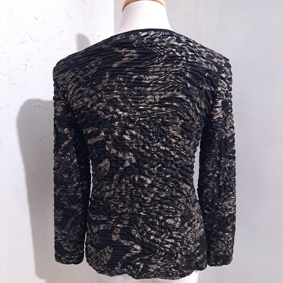 Frank Lyman |Black & gold asymmetrical crinkled fabric with button detai… - Picture 5 of 10